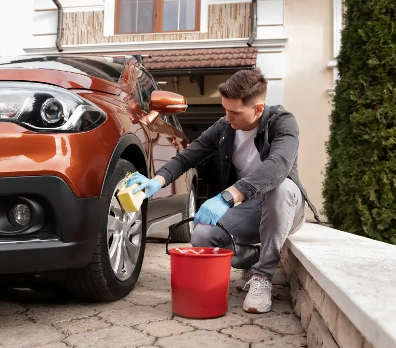 Lavage auto à domicile Les Grands-Chézeaux : professionnel intervenant sur un véhicule